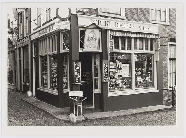 Historische foto van de winkelpui van Egbert Broers op het Fnidsen