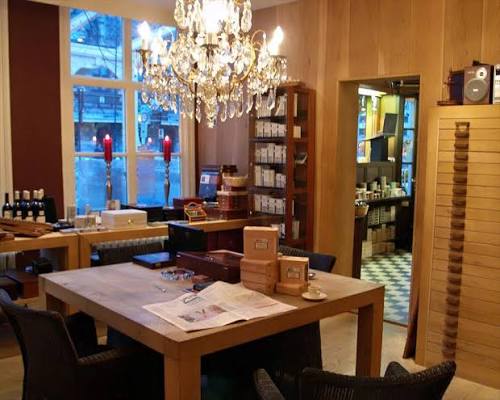 Interieur van Egbert Broers met kroonluchter en houten kasten